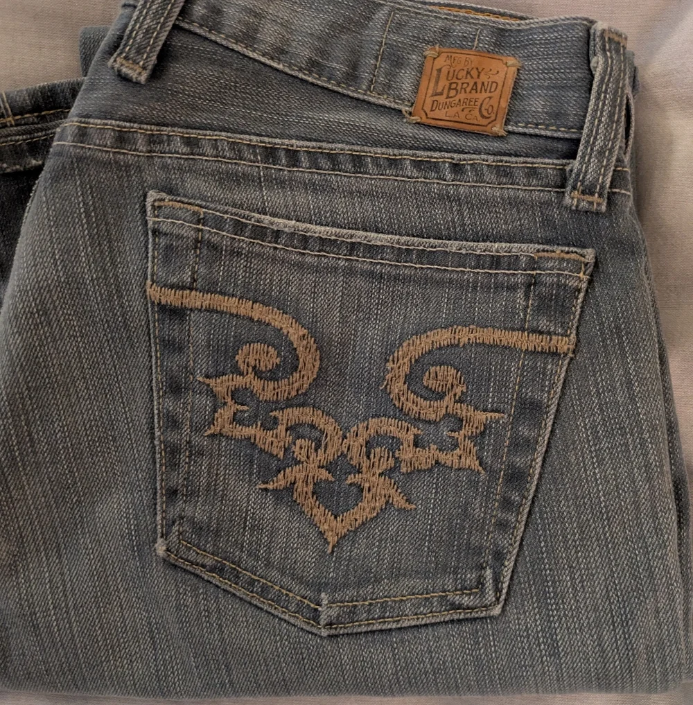 Vintage Lucky Brand Women's Light Bluish Gray Embroidered Jeans. Size 8/29 - Picture 1 of 16